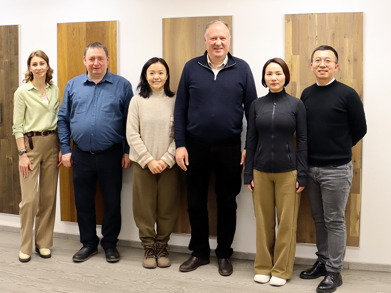 Гости из Китая на заводе Карелия-Упофлор